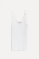 Camiseta blanca de tirantes confeccionada en algodón.