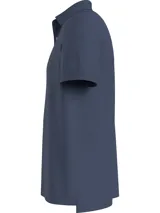 Chomba azul de piqué de algodón elástico, corte regular, cuello clásico y tapeta de dos botones. Logo de Tommy Hilfiger bordado en el pecho.