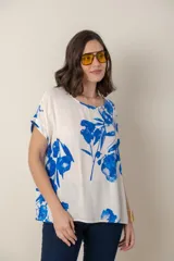 Blusa italiana de calce holgado, talle único, con cuello redondo y mangas cortas. Estampado de flores sobre fondo natural.