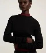 Blusa marrón de punto con cuello alto y manga larga.