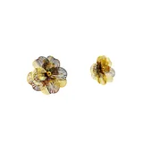 Aros colgantes con forma de flor metálica dorada.