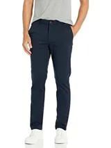 Pantalón de vestir azul marino, de corte slim, con bolsillos laterales y traseros.