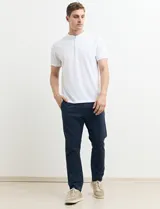 Remera manga corta con cuello mao y media botonadura, color azul.