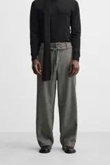 Pantalón gris de corte recto con cinturón de la misma tela, bolsillos laterales y traseros de vivo.