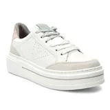 Championes blancos de cuero sintético con plataforma, cordones plateados y detalles en rosa y gris.