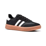 Championes deportivos blancos con detalles en negro y suela de plataforma color salmón. Presentan tres tiras negras en el lateral y refuerzo de gamuza gris en la puntera.