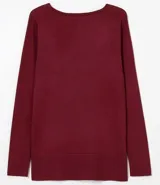 Suéter de punto color verde, con cuello barco, mangas largas y textura acanalada.