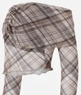 Blusa de tule con estampado de cuadros, escote hombro a hombro, mangas largas acampanadas y canesú fruncido.