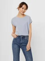 Camiseta celeste de corte recto, cuello redondo y mangas cortas con dobladillo.