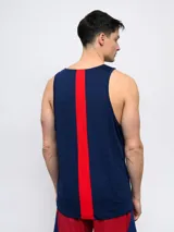 Musculosa de entrenamiento Umbro del Club Nacional de Football, color azul con detalles en blanco y cuello en V azul marino. Incluye logo de Umbro y escudo del club en el frente.