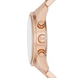 Reloj Michael Kors modelo Bryant, color oro rosa con bisel adornado con cristales.
