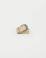 Cinturón de cuero graneado color beige, con hebilla metálica en forma de doble anillo.