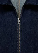 Mono largo de denim azul oscuro, con cuello camisero, mangas cortas y cierre frontal con cremallera. Incluye cinturón ajustable, bolsillos laterales y trabillas.
