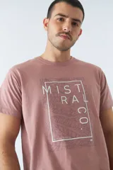 Remera manga corta color ladrillo con estampado de hojas y logo de la marca en el pecho.