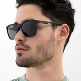 Lentes de sol INVU modelo IB22537A, con montura cuadrada negra y lentes polarizadas grises.