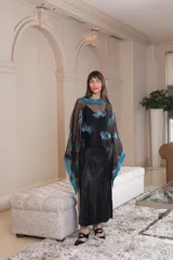 Túnica negra de gasa de seda natural con detalles de lana Merino superfina en tonos azules y turquesas en los extremos y cuello.