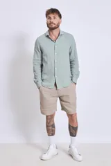 Camisa celeste de manga larga con textura arrugada.