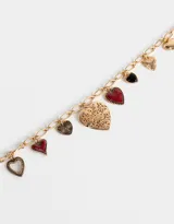Collar corto dorado con cadena gruesa y dijes de diferentes corazones, con esmaltados y bajo relieve.