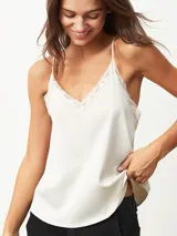 Musculosa negra con breteles finos y encaje en el escote.
