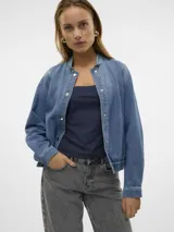 Chaqueta de jean celeste con corte clásico, cuello mao, cierre frontal con botones metálicos y puños elastizados.