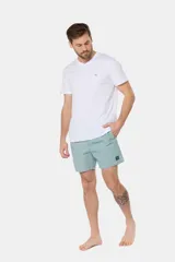 Short de baño azul vibrante, de corte clásico y largo medio, con cintura elástica y cordón ajustable. Cuenta con bolsillos laterales y suspensor de malla fina interior.