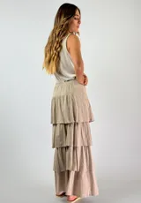 Pollera larga color beige con cintura elastizada y corte escalonado con volados.