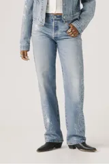 Pantalón de jean celeste de corte recto con detalles de strass en los laterales.