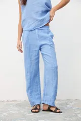 Pantalón celeste de lino, de corte recto y tiro alto.