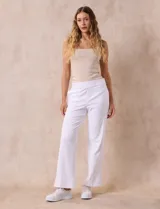 Pantalón blanco de tejido suave, marca Ruby Rd. Corte wide leg, con pretina ancha elastizada y bolsillos laterales.