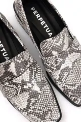 Mocasín de cuero con diseño de serpiente, con un taco de 3 cm.