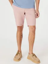 Bermuda celeste de corte chino con dobladillo.