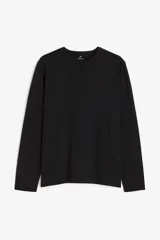 Remera negra de manga larga con cuello redondo ribeteado y corte ajustado.