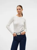 Camiseta blanca de manga larga y cuello redondo, de corte regular.