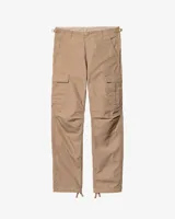 Pantalón cargo color beige confeccionado en tejido ripstop de algodón ligero. Corte slim, tiro bajo, cintura ajustable, doble capa en las rodillas y costuras reforzadas.