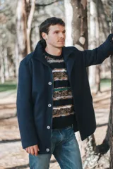 Chaqueta de invierno color azul con cierre frontal y detalles en botones plata, diseño acolchado.