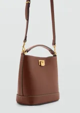 Bolso tipo bucket negro de poliuretano con asa corta y cierre metálico dorado.