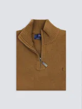 Sweater color marrón de tejido de punto, con cuello alto y medio cierre frontal con cremallera.