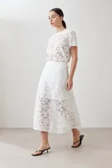 Maxi falda blanca de encaje con forro interior.