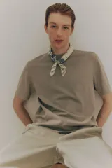 Remera color beige de punto suave con cuello redondo con ribete acanalado y bajo recto.