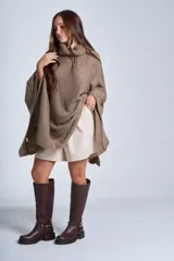 Poncho polerón negro tejido con cuello alto y mangas 3/4.