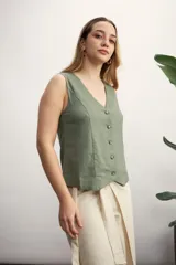 Chaleco negro con escote en V y abotonadura frontal.