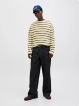 Buzo de manga larga color crudo con rayas horizontales color verde oliva, de corte oversize cropped y cuello redondo.