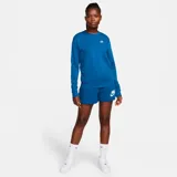 Buzo Nike Sportswear Club Fleece azul con logo blanco bordado en el pecho.