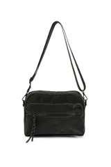 Bandolera negra de cuero vegano con correa ajustable y bolsillos frontales.