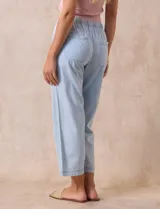 Pantalón blanco liso marca Dash, con pretina trasera elastizada y bolsillos delanteros y traseros. Corte cropped.