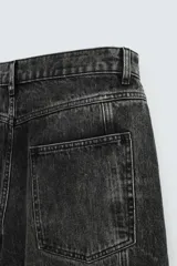 Pantalón de jean celeste con efecto lavado, corte relaxed fit y múltiples bolsillos cargo.