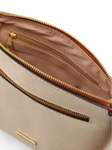 Bandolera de cuero color peltre con detalles en cuero color suela. Tiene correa larga regulable, cierre superior, bolsillo interior con cierre y chapa metálica con logo de la marca.