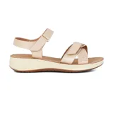 Sandalias bajas color beige con ajuste de velcro en el tobillo y en el empeine.
