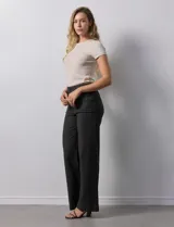 Pantalón de jean blanco de pierna ancha, tiro alto, pretina con pasadores, botón y cierre. Delantera y trasera con bolsillos.