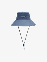 Sombrero tipo bucket de denim azul con ala ancha y cordón ajustable. Logotipo de la marca bordado en el frente.